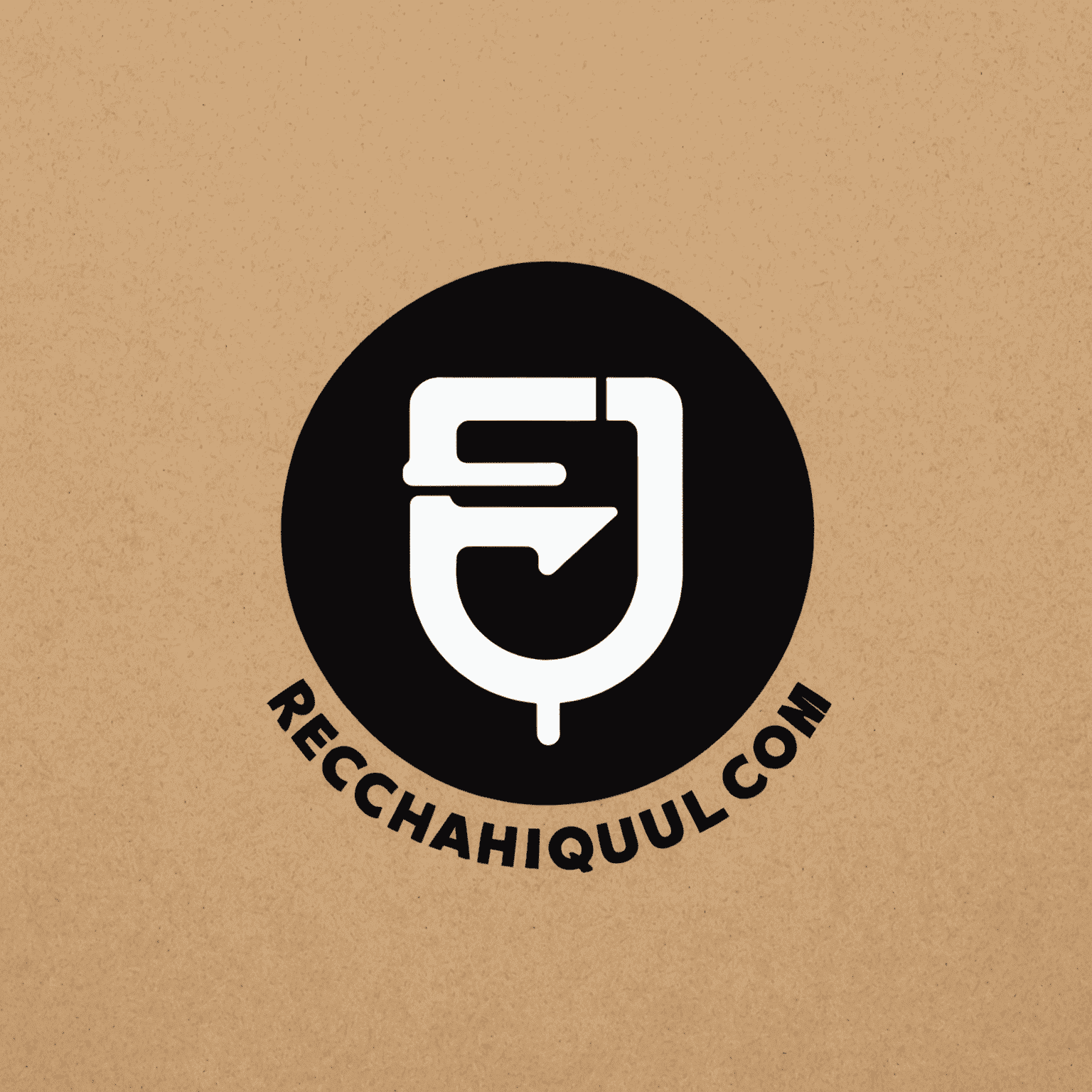 شعار rechaqulu_com يظهر اسم الشركة بخط حديث مع رمز يمثل شحن الهاتف المحمول